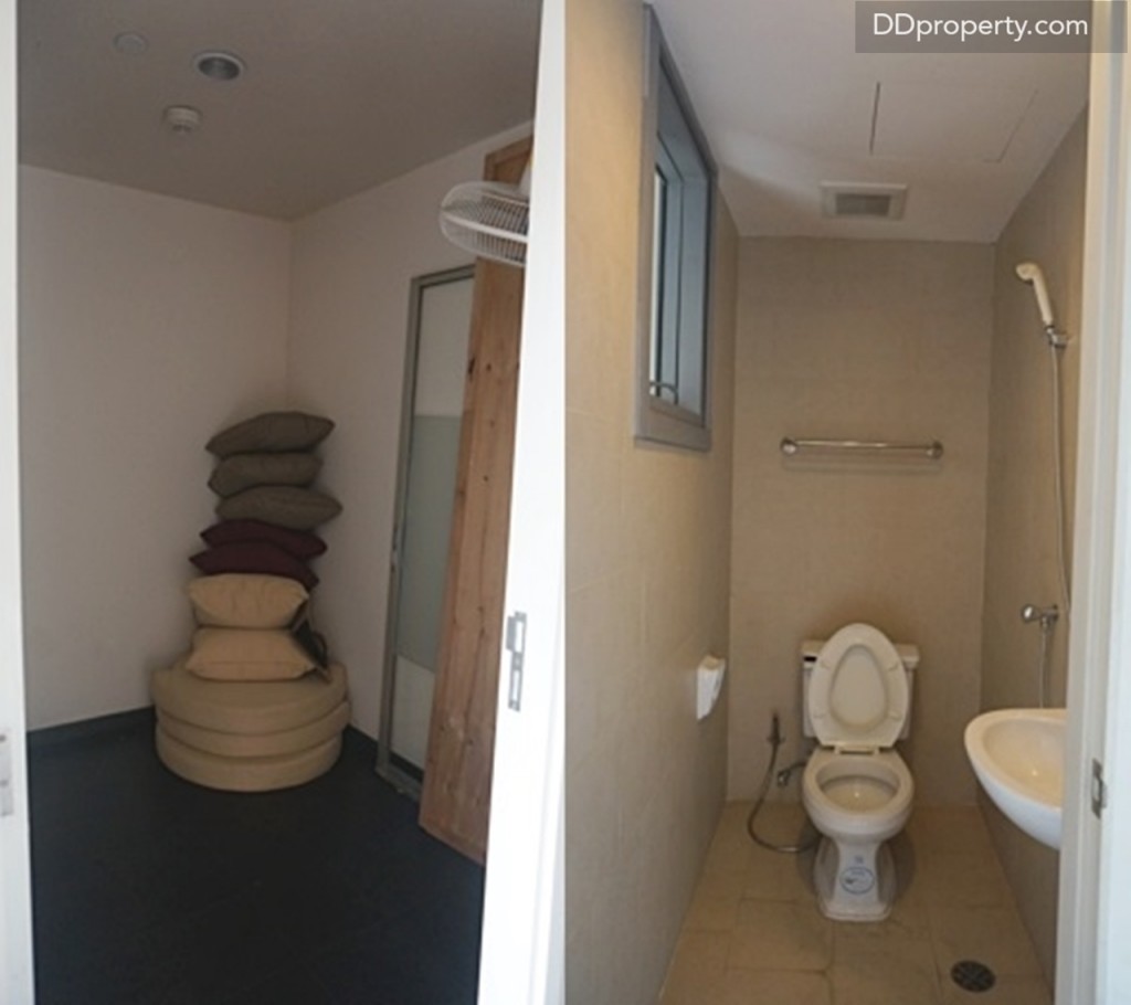 บริเวณด้านหลังยังเป็นห้องนอนและห้องน้ำสำหรับแม่บ้านอีกด้วย