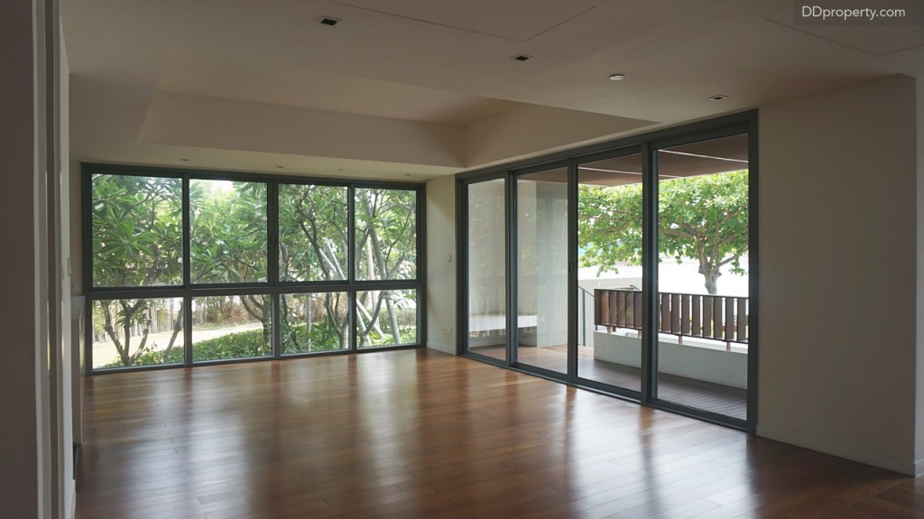 สำหรับรูปแบบการจัดวางจะแตกต่างกับห้องตัวอย่างเล็กน้อย โดยพื้นที่ที่สามารถเดินลงสู่บริเวณเกาะส่วนตัวจะมาอยู่ฝั่งตะวันตกแทน พื้นที่บริเวณนี้ ในห้องตัวอย่างตกแต่งเป็นห้องรับประทานอาหารที่มีครัวอยู่ด้านหลัง