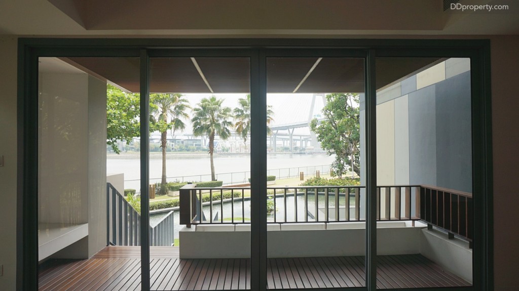 พื้นที่ลงไปยังเกาะส่วนตัว พื้นระเบียงทำจากไม้สังเคราะห์กันความชื้น