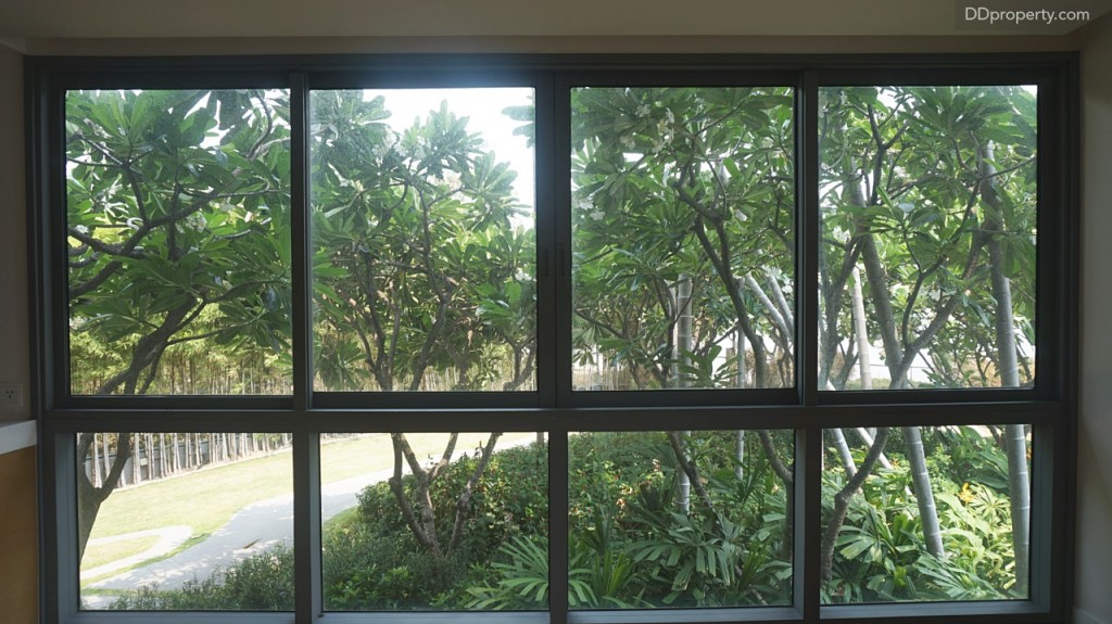 หน้าต่างบานกระทุ้งด้านข้างทางเดินลงสู่เกาะส่วนตัว