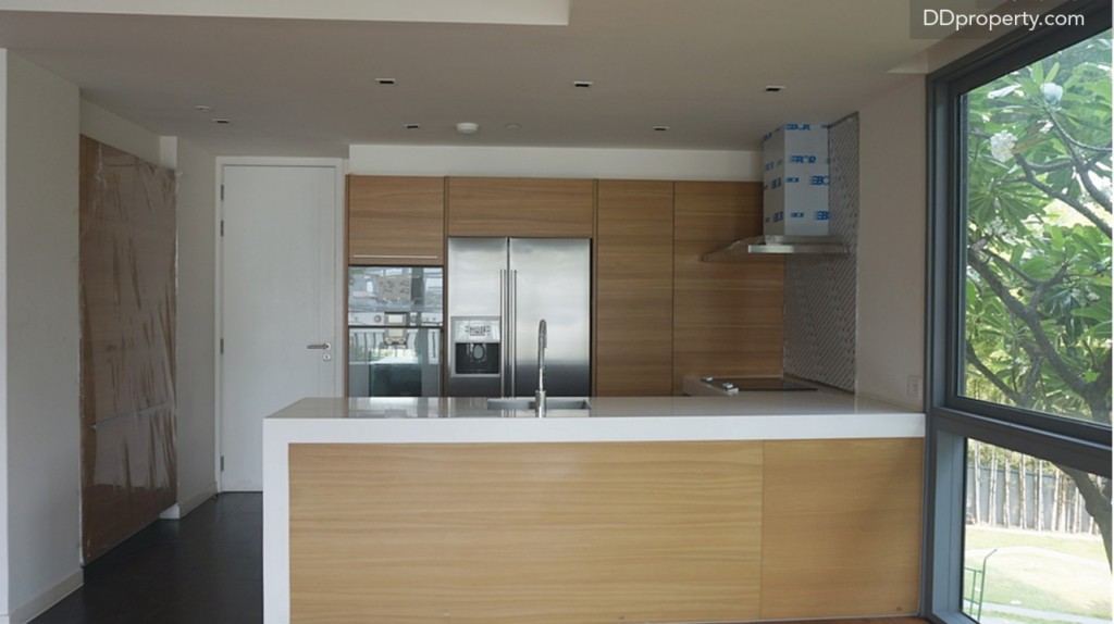 พื้นที่ครัวด้านหลัง สเปคงาน built-in ดังในรูปเป็นไม้ขัดเรียบ