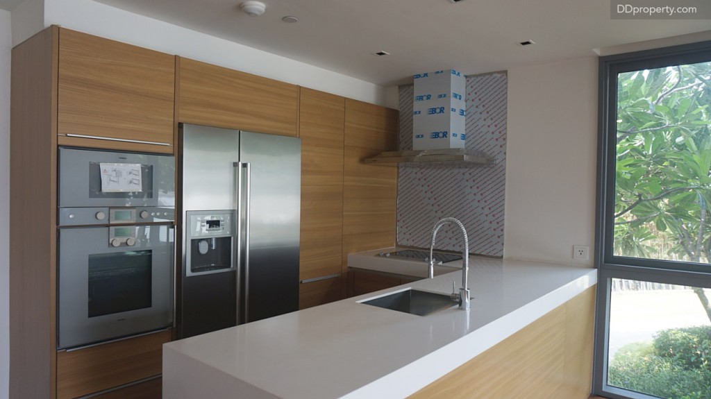 Built-in ครัวเป็นรูปตัว L เครื่องใช้ไฟฟ้า ได้แก่ ตู้เย็น, เตาอบ, เตาไฟฟ้า, ที่ดูดควันให้เป็นแบรนด์เยอรมันดังในห้องตัวอย่างนั่นคือ Gaggenau