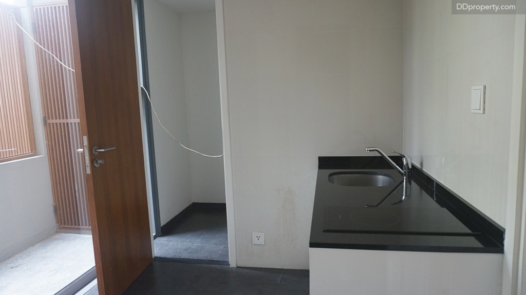 ด้านหลังงานบิ้ลท์อินครัว