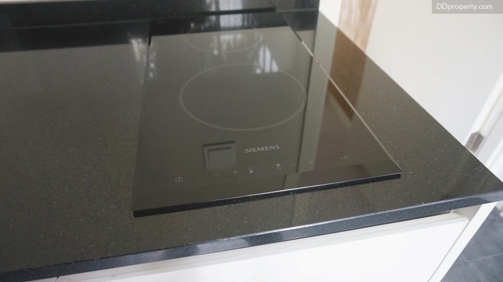 เตาไฟฟ้าในส่วนของพื้นที่แม่บ้านจะให้เป็นแบรนด์ Siemens