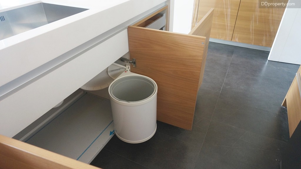 ฟังก์ชั่นงาน Built-in ครัวครบครัน เมื่อเปิดตู้ออกมาจะมีถังขยะออกมาให้เห็น 