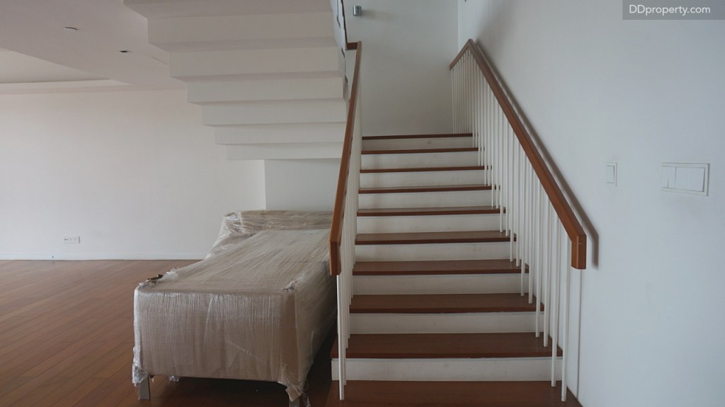 พื้นบันไดและราวจับเป็นไม้สัก โครงสร้างยึดเป็นเหล็ก (โซฟาที่ห่ออยู่ไม่ได้แถม)