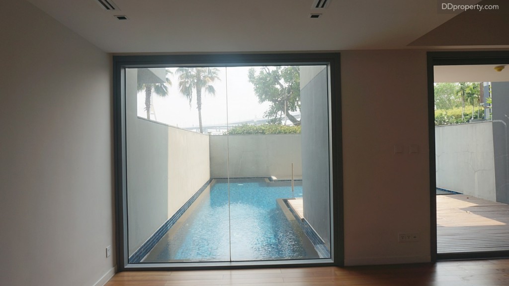 ประตูฝั่งซ้ายจะเป็นกระจกบาน fixed ติดกับสระว่ายน้ำส่วนตัว