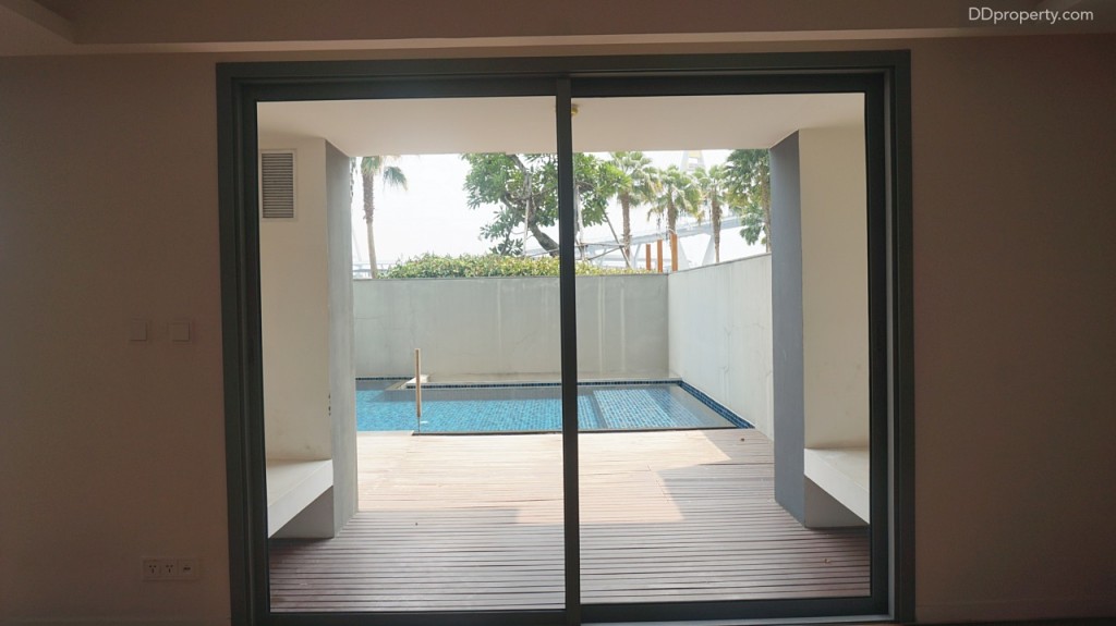 สำหรับประตูฝั่งขวาจะเป็นบานเลื่อนเพื่อเปิดออกไปยังสระว่ายน้ำ