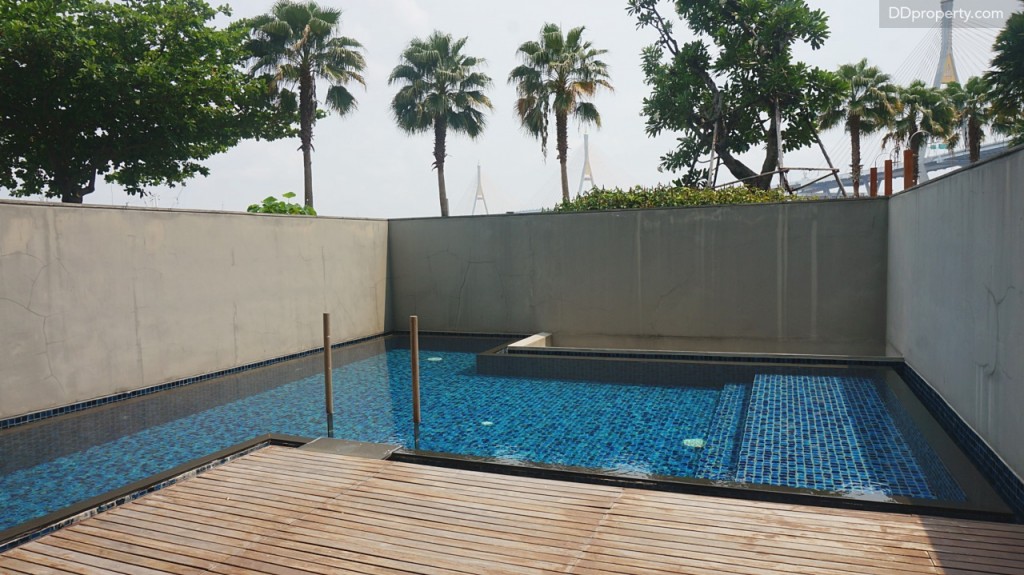 สระน้ำที่มีให้สำหรับ Island Villa เป็นสระน้ำเกลือลึกประมาณ 1.4 เมตร รูปตัว L