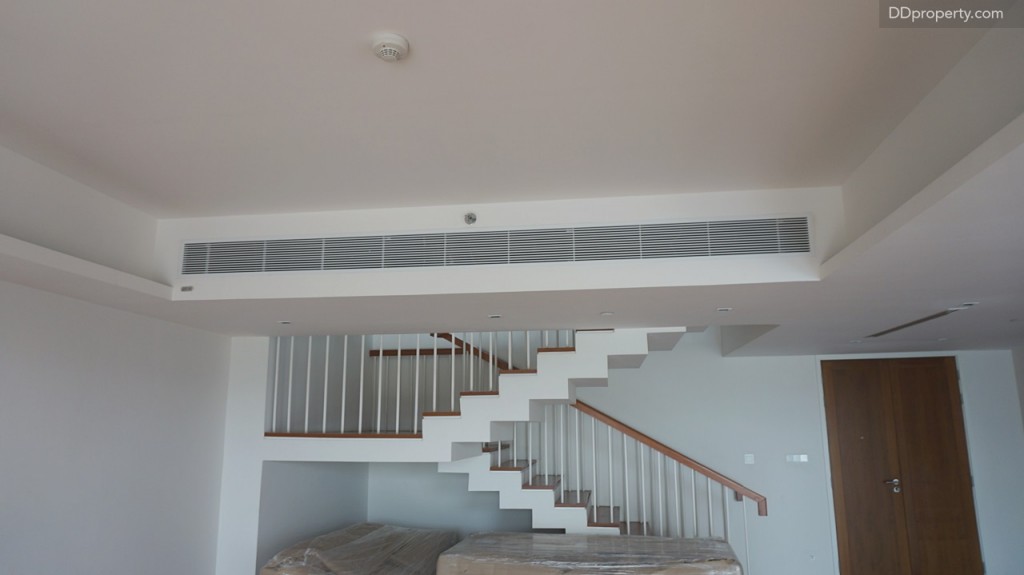 ถัดมาทางฝั่งตะวันออก แอร์เป็นแบบฝัง ผนังสีขาวฉาบเรียบ