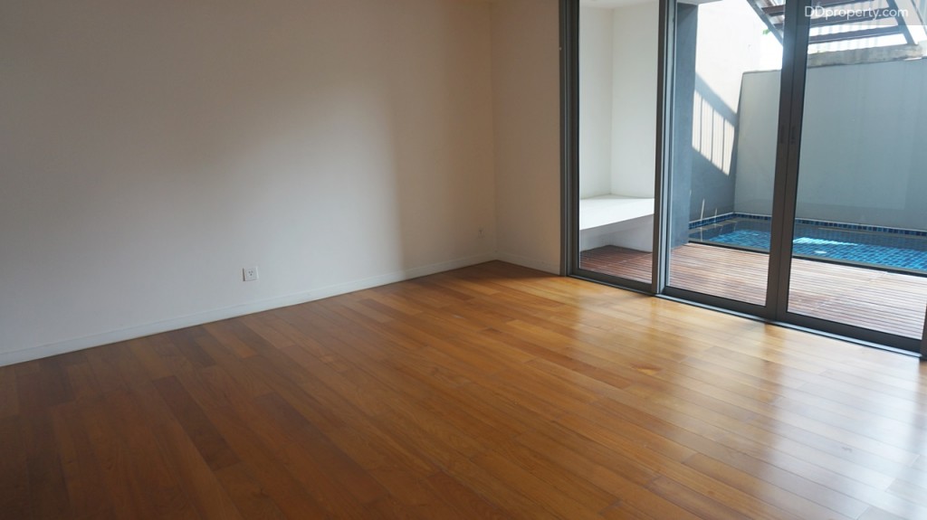 ห้องทางฝั่งตะวันออก ในห้องตัวอย่างตกแต่งเป็นห้องนั่งเล่นที่มีประตูบานเลื่อนเปิดออกไปเป็นอีกสระน้ำขนาด