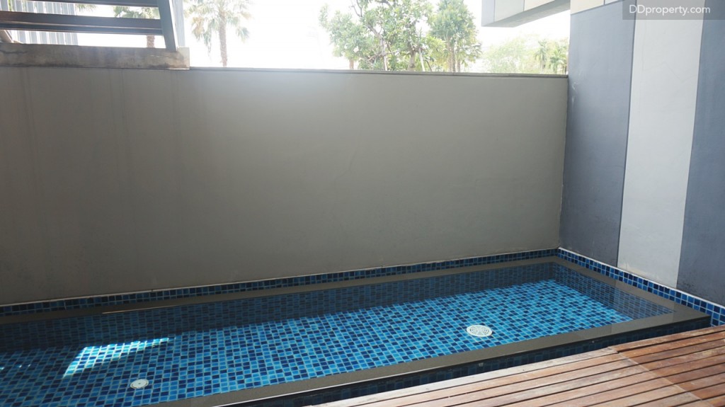  ทางฝั่งนี้ก็มีสระน้ำตื้นขนาดเล็กไว้สำหรับนั่งชิลขาจุ่มเช่นเดียวกัน 