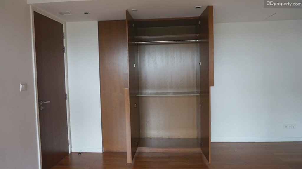 ห้องทางฝั่งซ้ายมือที่ทางยูนิตตัวอย่างก่อนหน้าเลือกแต่งเป็นห้องนั่งเล่น, พื้นปูด้วยไม้สัก พร้อมตู้ built-in ที่มีมาให้ภายในห้อง