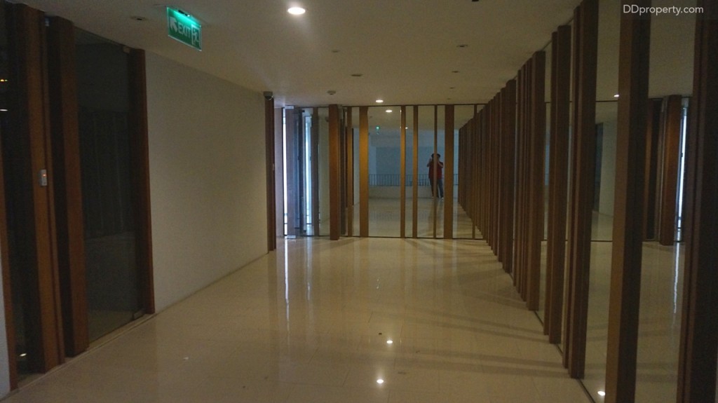 ก่อนถึงประตูในส่วนของลิฟท์ส่วนตัวจะมีห้องโถงขนาดเล็กอยู่ด้านหน้า