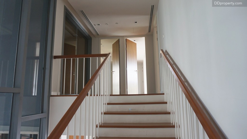 ทางขึ้นไปยังชั้นสอง ประกอบด้วย 3 ห้องนอน