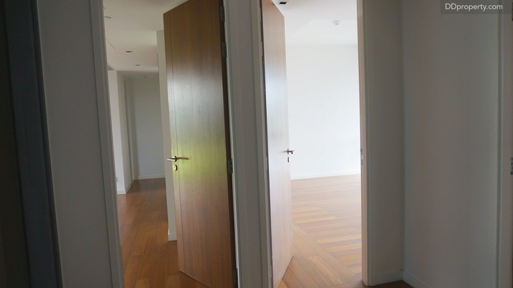 มุมตรงเมื่อขึ้นมาจากบันไดจะมีด้วยกัน 2 ห้อง