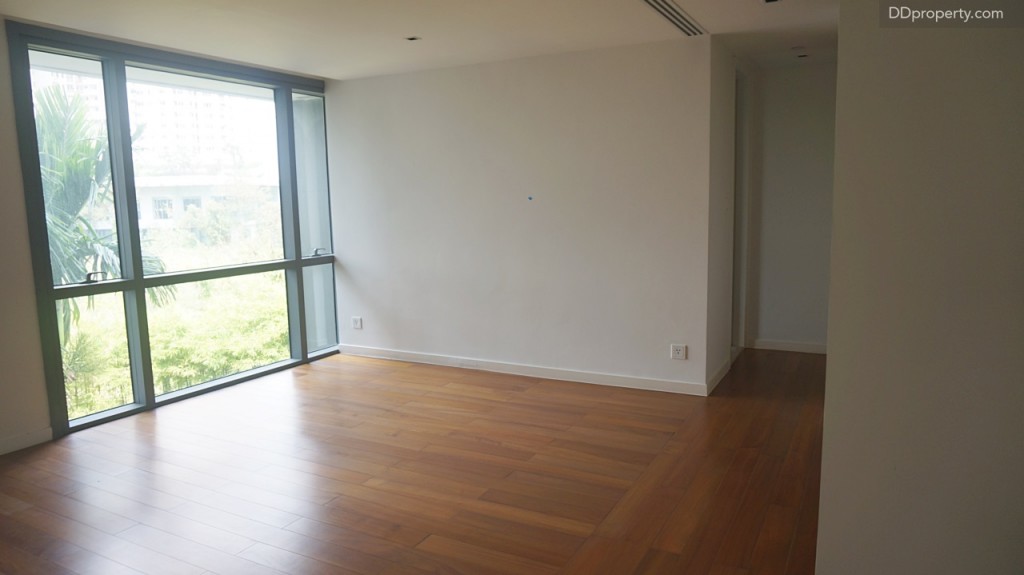 ด้วยพื้นที่ใช้สอยที่ลดลง แต่ขนาดห้องที่ทำออกมายังคงกว้างขวาง มีพื้นที่ประมาณ 4x4 เมตร หน้าต่างของห้องเป็นแบบบานกระทุ้ง มองลงไปจะเป็นบริเวณทางเข้าบ้านชั้น G