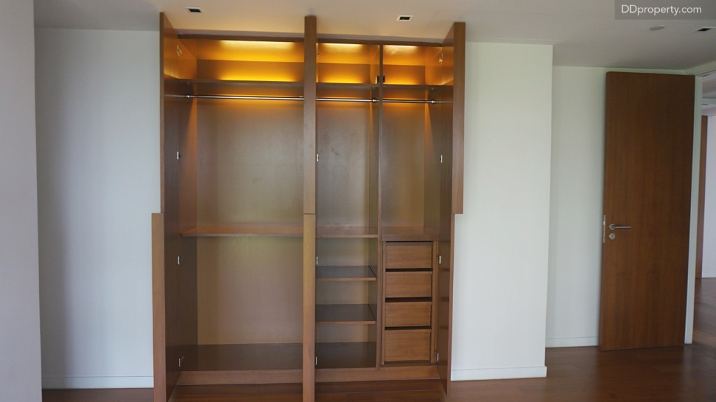 งาน Built-in ตู้เสื้อผ้าเป็นไม้สนขัดเรียบเคลือบแชลค