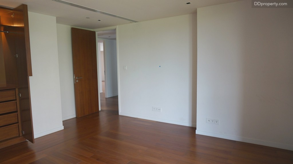 พื้นห้องปูด้วยไม้สัก