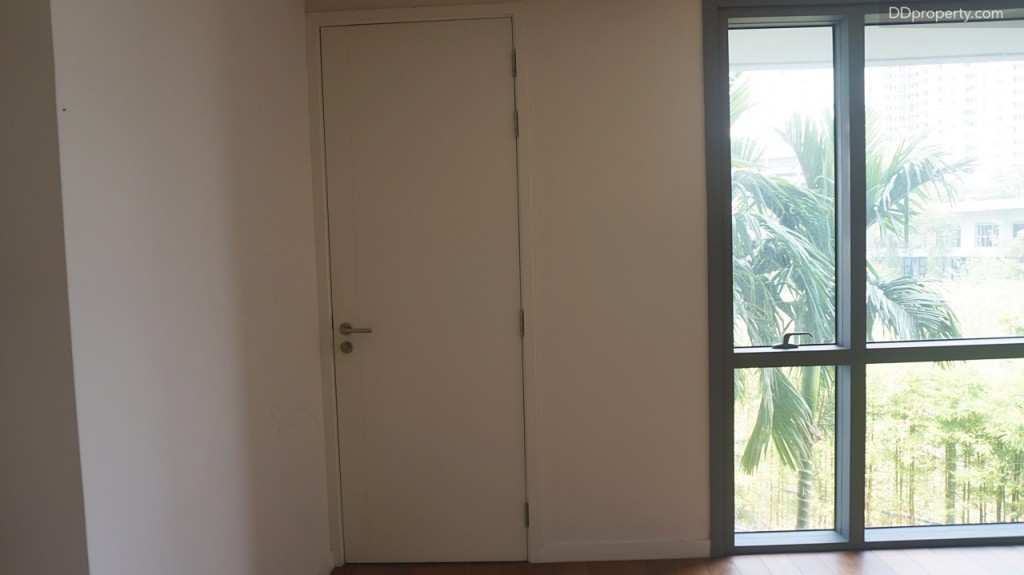 ห้องนี้เป็นตำแหน่งของประตูหนีไฟเปิดไปยังบันไดหนีไฟในกรณีฉุกเฉิน