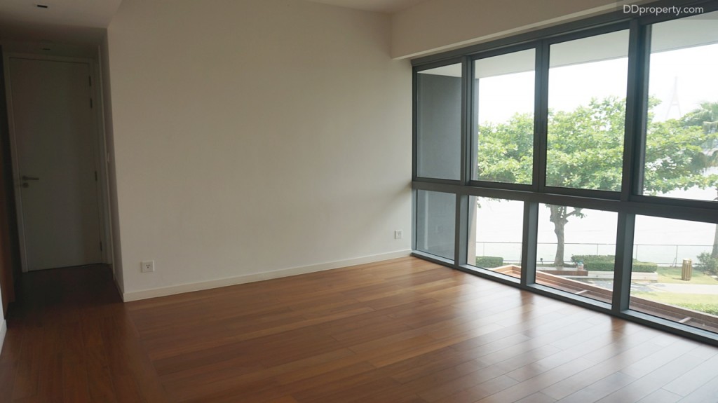 ขนาดของห้องจะเท่ากับทางฝั่งซ้ายมือ, หน้าต่างของห้องฝั่งนี้จะเห็นเป็นวิว reflection pond หรือบ่อน้ำด้านล่าง