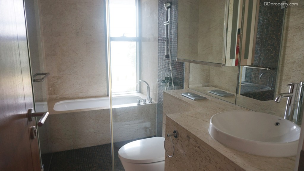 ห้องน้ำมาแบบจัดเต็มเช่นเดียวกันกับห้องซ้ายมือ