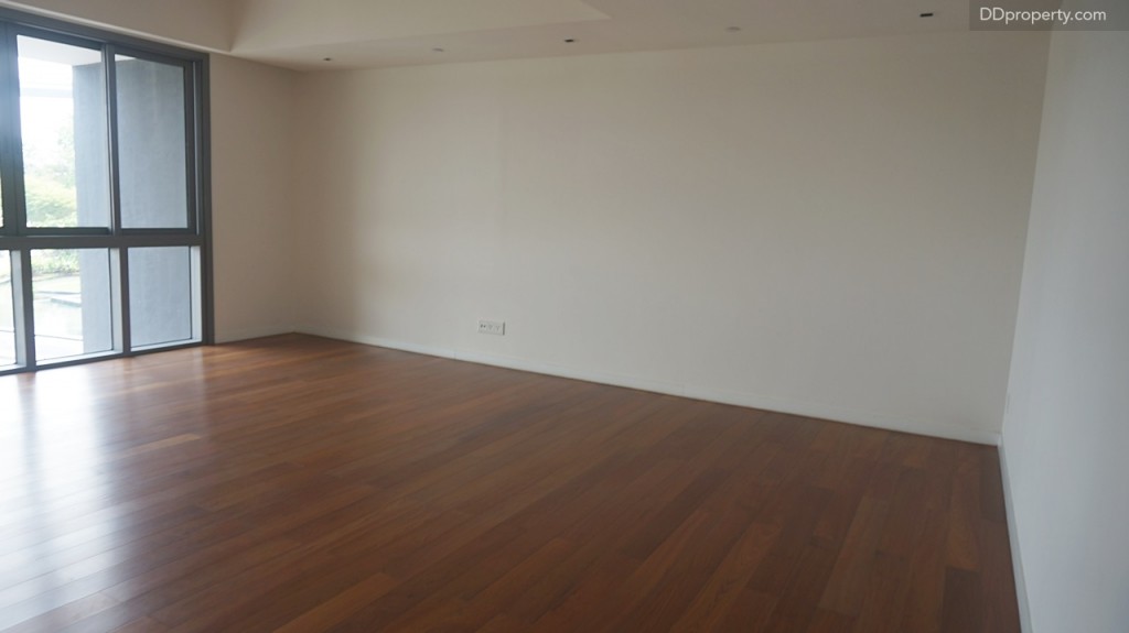 Master bedroom จะมีขนาดใหญ่กว่า 2 ห้องแรก (4x5 เมตร) หน้าต่างจะเปิดไปมองเห็น reflection pond และสระน้ำแช่เท้าอยู่เบื้องล่าง 