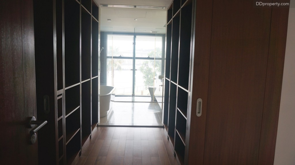 walk-in closet ที่บิลท์มา ทำจากไม้สนขัดเรียบเคลือบแชลค