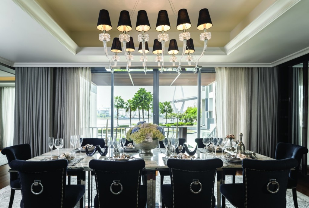 พื้นที่รับประทานอาหารอยู่ทางฝั่งขวามือ สามารถเลือกวางโต๊ะที่รองรับแขกได้ถึง 8-10 คนได้ ส่วนรับประทานอาหารมีประตูบานเลื่อนที่จะมีบันไดลงไปยังพื้นที่เกาะส่วนตัวของ Island Villa ได้