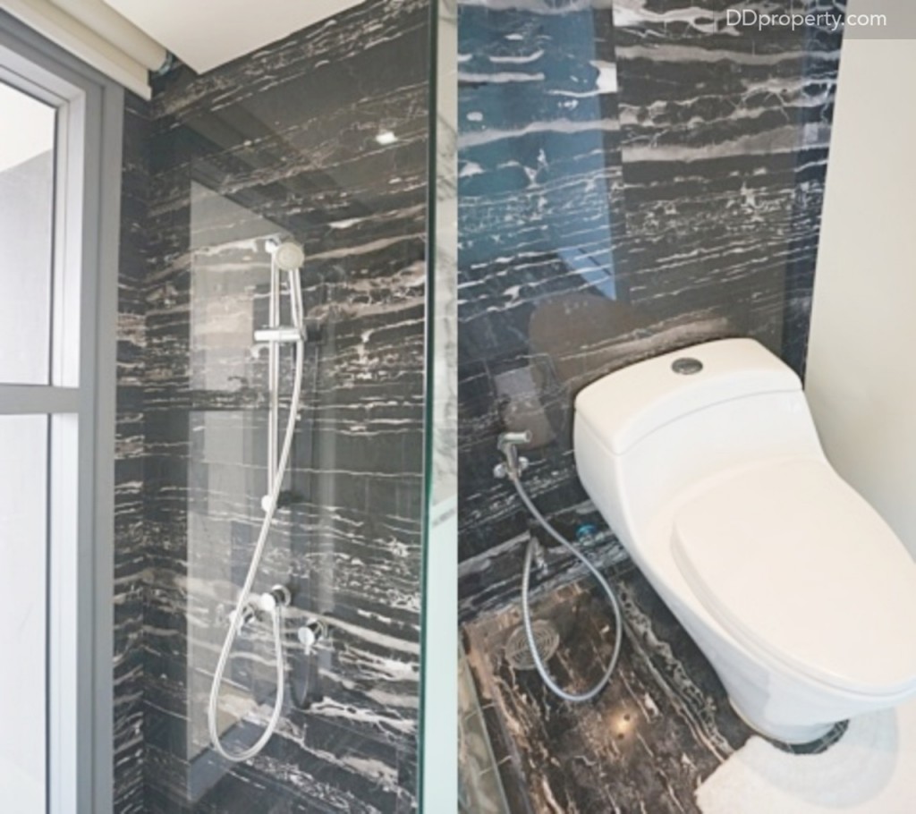 สำหรับการตกแต่งโซน shower และทำธุระด้านในจะใช้หินอ่อนสีดำ สุขภัณฑ์เป็นของ Cotto, โซน shower จะเป็นหน้าต่างดังนั้นอย่าลืมติดตั้งม่านกันหวิวด้วย