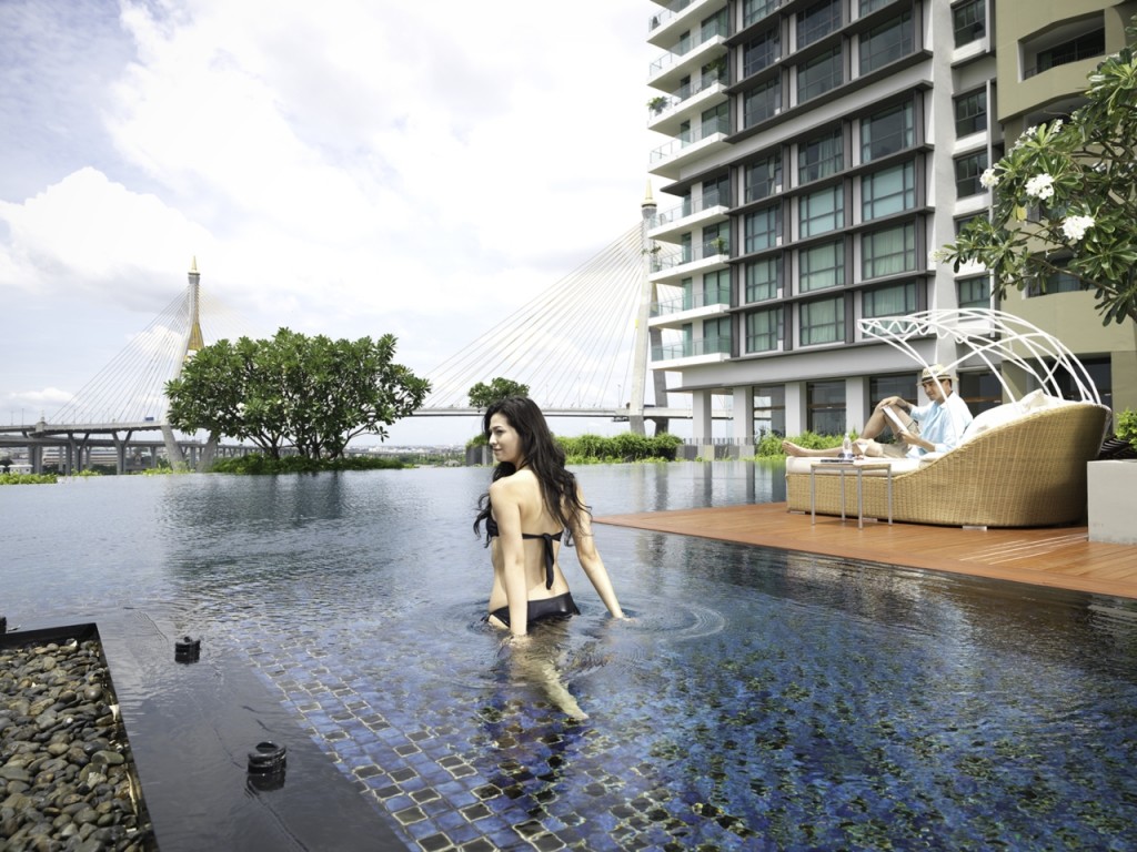 สระว่ายน้ำ Riverfront (บริเวณเดียวกับบ่อ reflection pond) หันหน้าเข้าแม่น้ำเจ้าพระยามีวิวเป็นสะพานวงแหวน