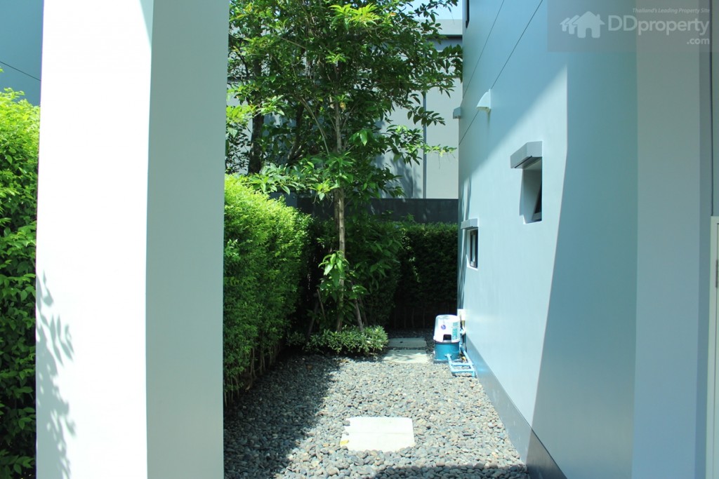 พื้นที่ทางเดินรอบบ้านมีความกว้างประมา 1.5 เมตร ทางโครงการ ทำทางเดินแบบโรยหินแม่น้ำไว้ให้ ซึ่งบ้านจริงไม่มี