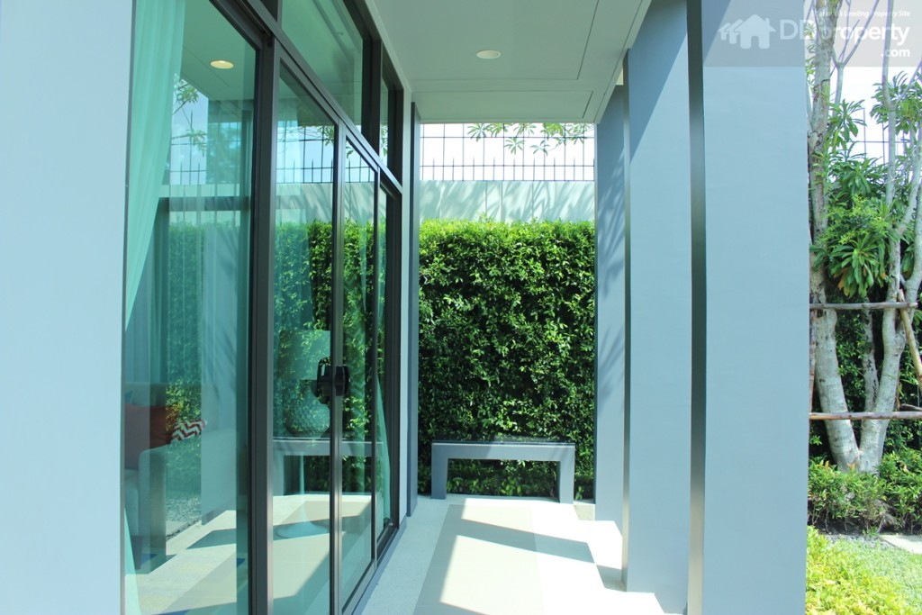 ด้านหน้าทางเข้าของตัวบ้านเป็นเฉลียงไล่ระดับขนาด 4.50x1.5 เมตร สำหรับเดินไปยังสวนหน้าบ้าน หรือนั่งชิลๆ