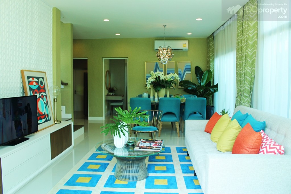 เมื่อเข้ามาภายในบ้านก็จะเป็นพื้นที่ของห้องรับแขกขนาด 3.75x3.20 เมตร 