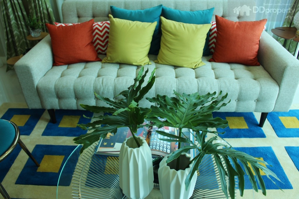 ทางโครงการเลือกใช้โซฟาแบบ 4 ที่นั่ง ซึ่งแสดงให้เห็นถึง ความยาวของตัวบ้าน ส่วนบ้านจริงที่ซื้อจากโครงการจะเป็นบ้านเปล่า ไม่มีเฟอร์นิเจอร์ หรือบิลท์อินให้