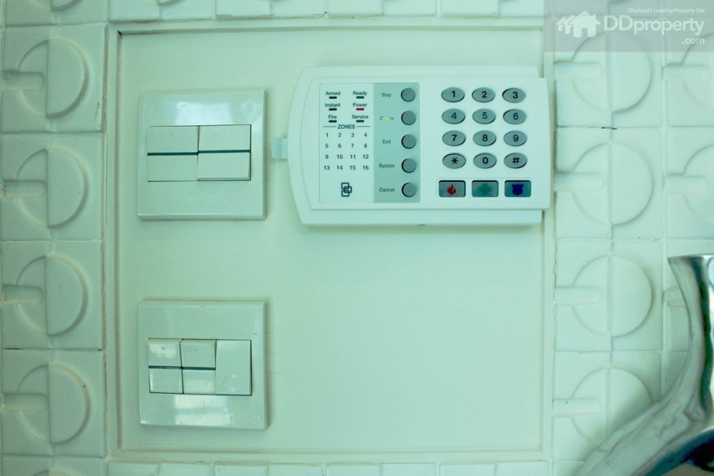 อีกทั้งทางโครงการยังติดตั้งสัญญาณกันขโมยให้บริเวณขอบประตูหน้าต่างทุกบานภายในบ้าน ซึ่งถ้ามีประตูไหนถูกเปิดก็จะมีสัญญานเตือนดังขึ้นและแสดงว่าจุดไหนถูกเปิด หรือปิดอยู่ จะมีไฟกระพิบที่ตัวเลขตามจุดต่างๆ ของบ้านตามที่ได้ตั้งไว้