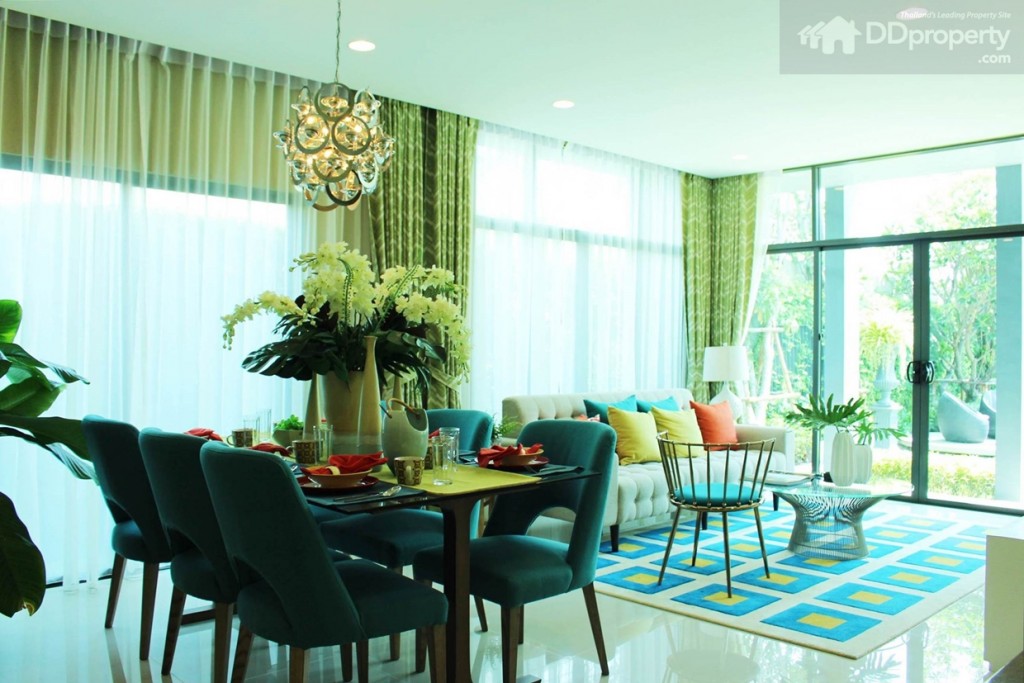 ผนังของบ้านทางโครงการเลือกใช้กระจกบานใหญ่ที่สามารถเลื่อนเปิด-ปิดรับแสง รับลม  