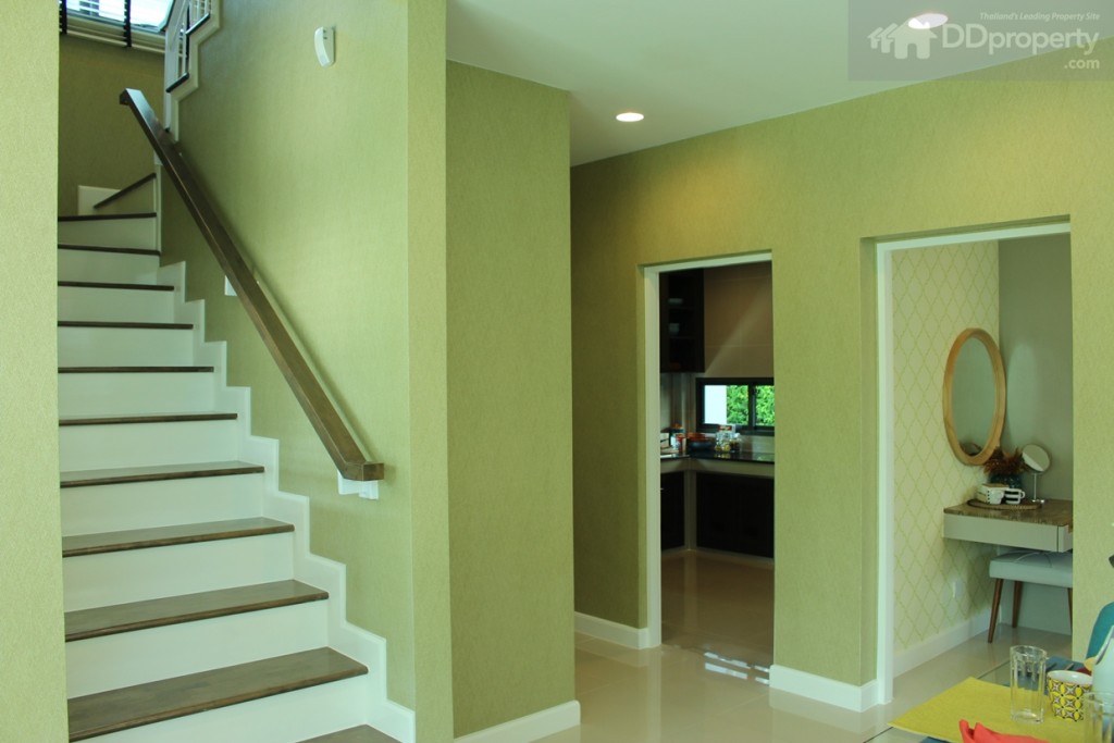 ด้านในของบ้านจะประกอบไปด้วย บันไดทางขึ้นชั้น 2  ห้องน้ำชั้นล่าง  ห้องครัว พื้นที่ซักล้าง และห้องนอน  