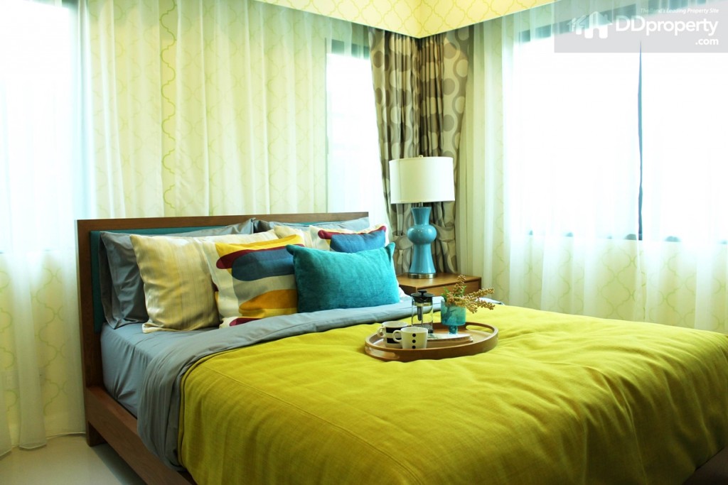 เริ่มต้นกันที่ห้องนอนบริเวณชั้นล่าง เหมาะเป็นห้องของผู้สูงอายุ หรือผู้ที่มีปัญหาในการเดินขึ้น-ลงบันได สามารถแต่งเป็นห้องอเนกประสงค์ได้ตามต้องการ