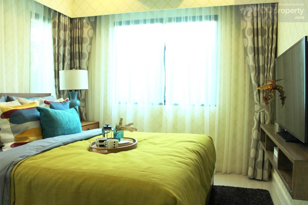 ห้องนอนที่ชั้นล่างนี้มีขนาด 3.65x2.90 เมตรมีหน้าต่างอยู่ทางด้านซ้ายมือ และบนหัวเตียง แบบบานเลื่อน สามารถเปิด-ปิดได้