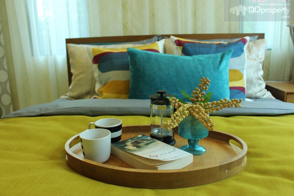 ทางโครงการใช้เลือกวางเตียงขนาด 5 ฟุต แต่เป็นเพียงแนวทางในการตกแต่งเท่านั้น เพราะของจริงห้องนอนนี้จะเป็นห้องโล่งๆ ไม่มีเตียงหรือบิลท์อินอะไร