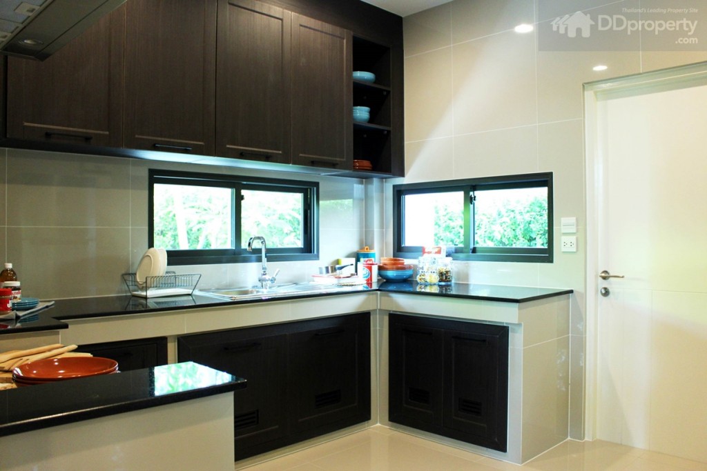 พื้นที่ของห้องครัว ซึ่งเป็นพื้นที่ปากท้องของบ้าน มีขนาด 3.35x3.05 เมตร เพดานสูง 2.5 เมตรโดยประมาณ