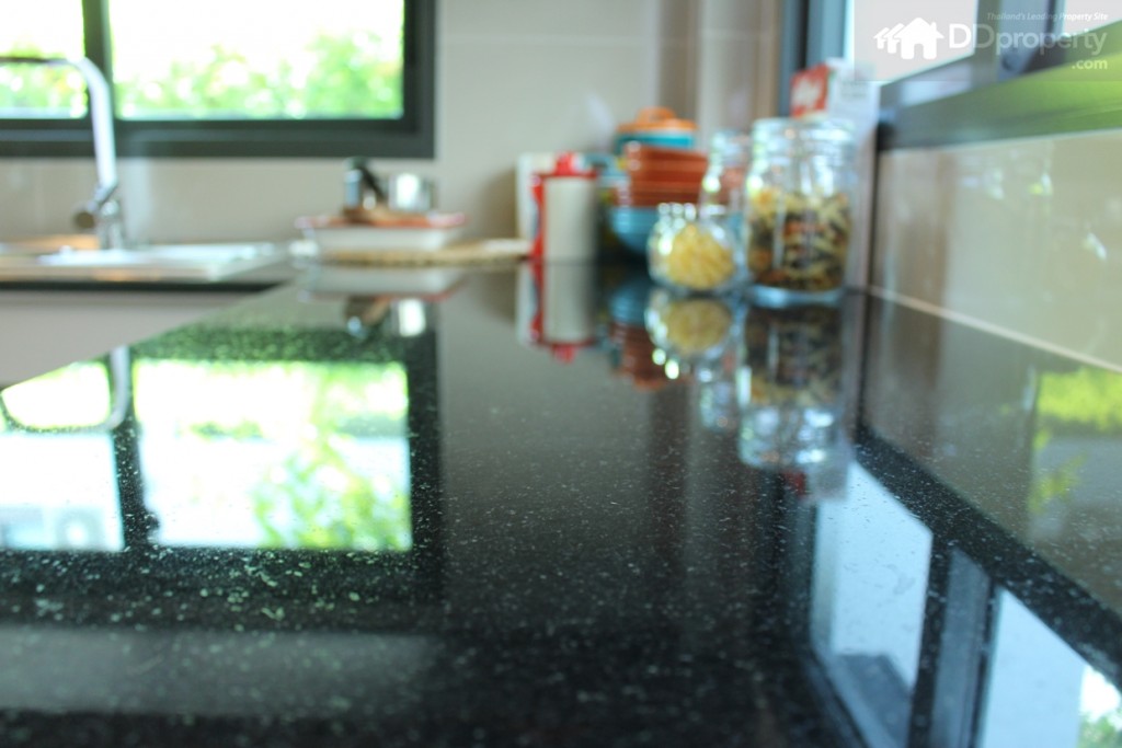 แพนทรี่ท็อปด้วยหินแกรนนิตสีดํา เกล็ดทอง ให้ความรู้สึกหรูหรา และง่ายต่อการใช้งานและทำความสะอาด