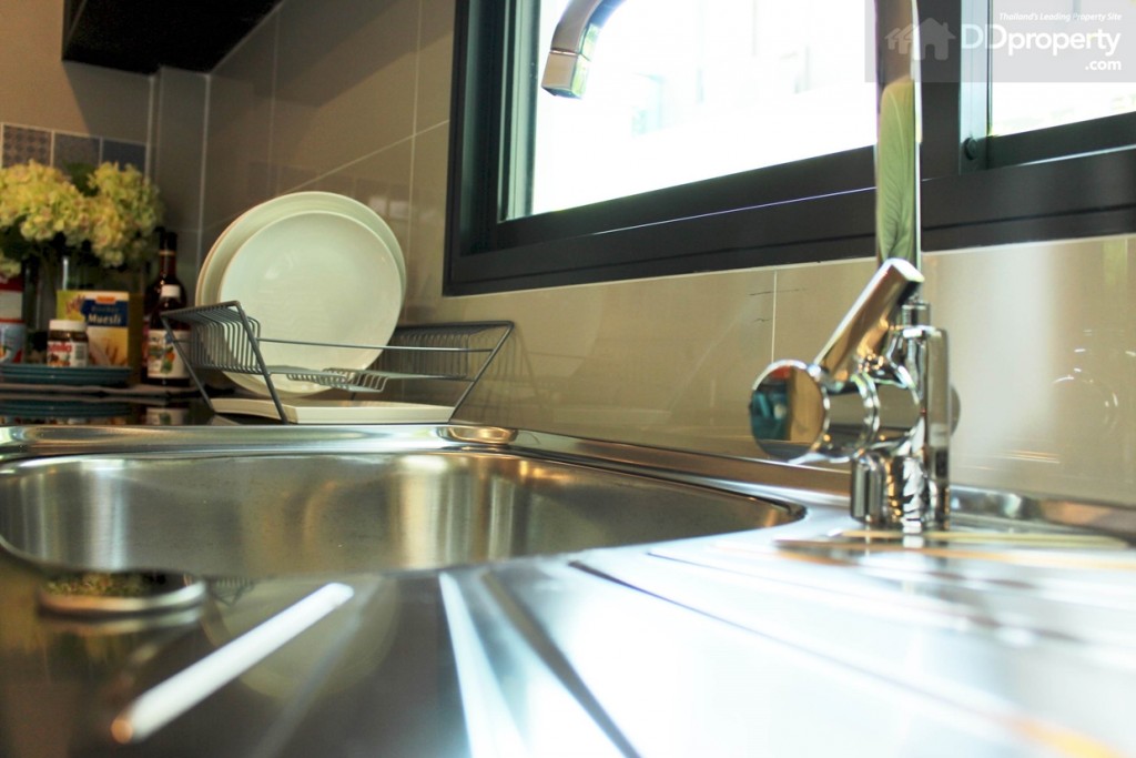 ซิงค์ล้างจานเป็นของ SIRI COTTO ซึ่งเป็นแบรนด์ที่แสนสิริให้คอนโต้ออกมาเป็นพิเศษเพื่อใช้กับบ้านทุกหลังของแสนสิริ