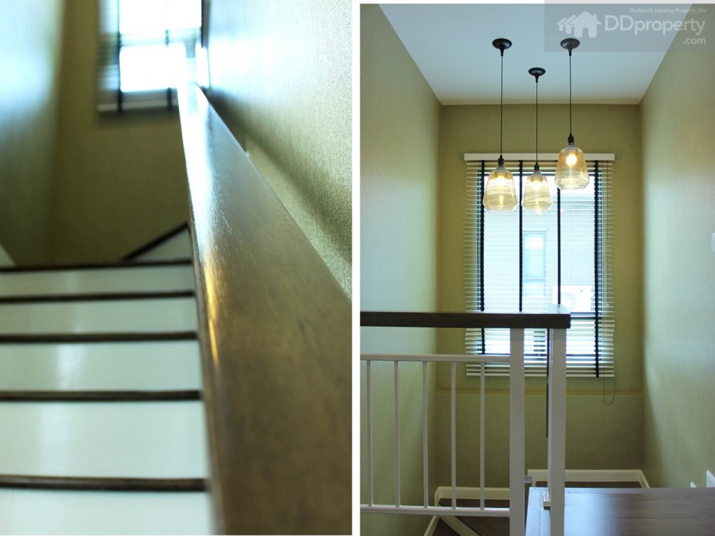 บันไดบ้านเป็นคอนกรีตท็อปด้วยไม้เพื่อความแข็งแรงและสวยงาม บริเวณที่พักบันไดมีกระจกบานใหญ่ เพื่อให้แสงเข้า อีกทั้งด้วยความสูงของเพดานประมาณ 2.5 ทำให้ดูโปร่งสบาย 