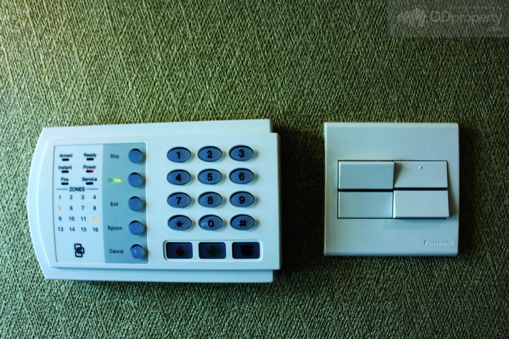 บนชั้น 2 มีสัญญาณกันขโมย ซึ่งถ้ามีประตูไหนถูกเปิดก็จะมีสัญญานเตือนแสดงให้เห็นว่าจุดไหนถูกเปิดหรือปิดอยู่ เช่นกัน