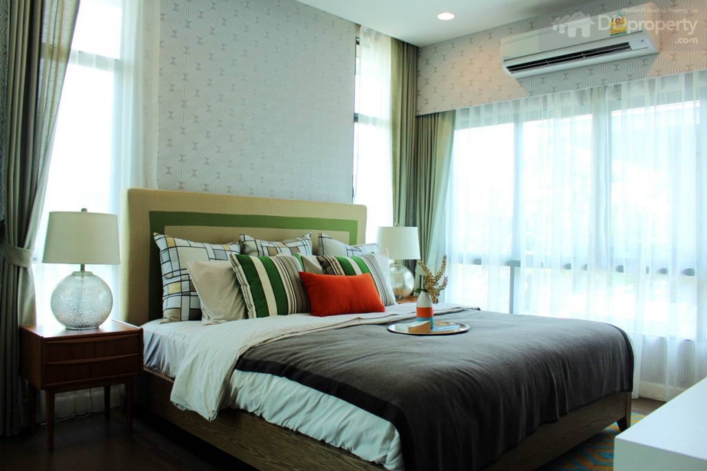 มุมมองภายในห้องนอนใหญ่ กับขนาดห้อง 4.6x3.2 เมตร ความสูงของเพดาน 2.5 เมตรโดยประมาณ 