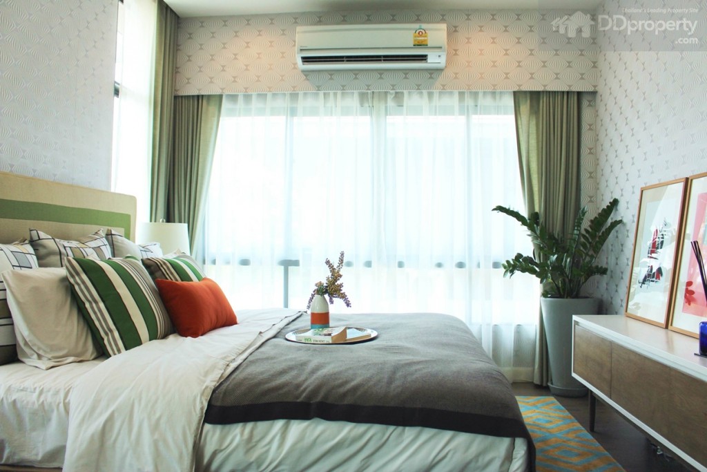 ด้วยขนาดของห้องประกอบกับความสูง และการวางทิศทางตัวห้องนอนที่รับแสงได้จากทุกทางทำให้ห้องดูสว่าง และโปร่ง   