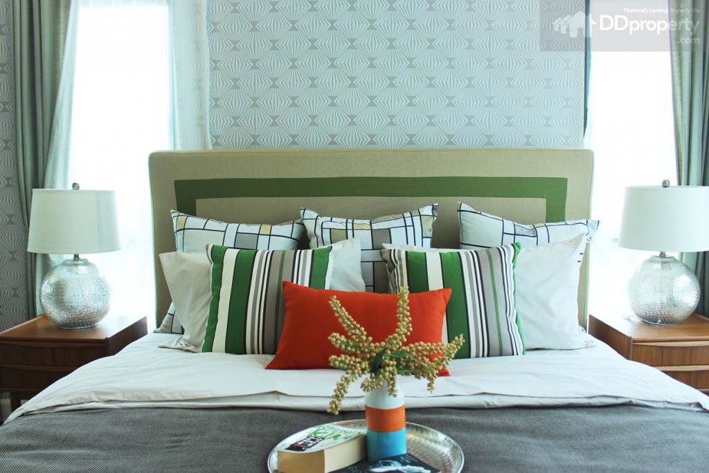 ห้องตัวอย่างใช้เตียงขนาดคิงไซส์ รับกับกระจกแนวยาวทั้ง 2 ข้างที่อยู่บริเวณของผนังหัวเตียง