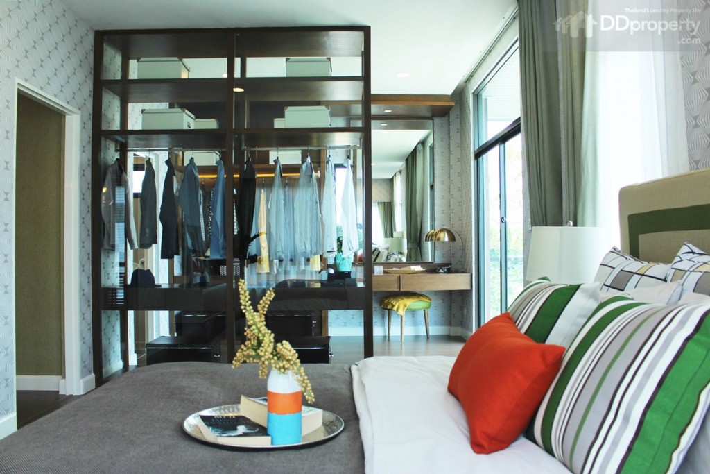 อีกฟากของห้องนอนถูกออกแบบให้เป็น Walk-in Closet 